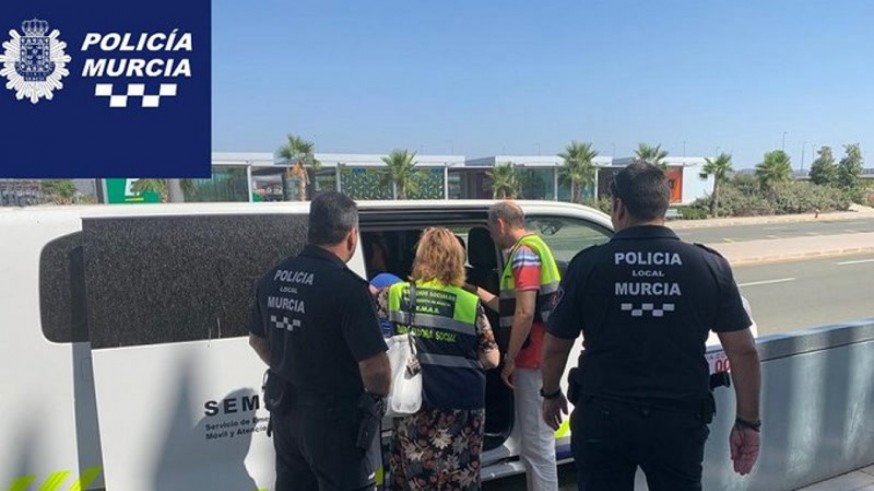 La policía recogiendo al hombre en el Aeropuerto de Corvera