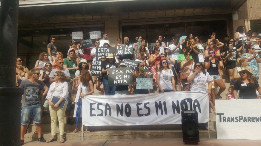 Protesta de los opositores frente a la consejería de Educación
