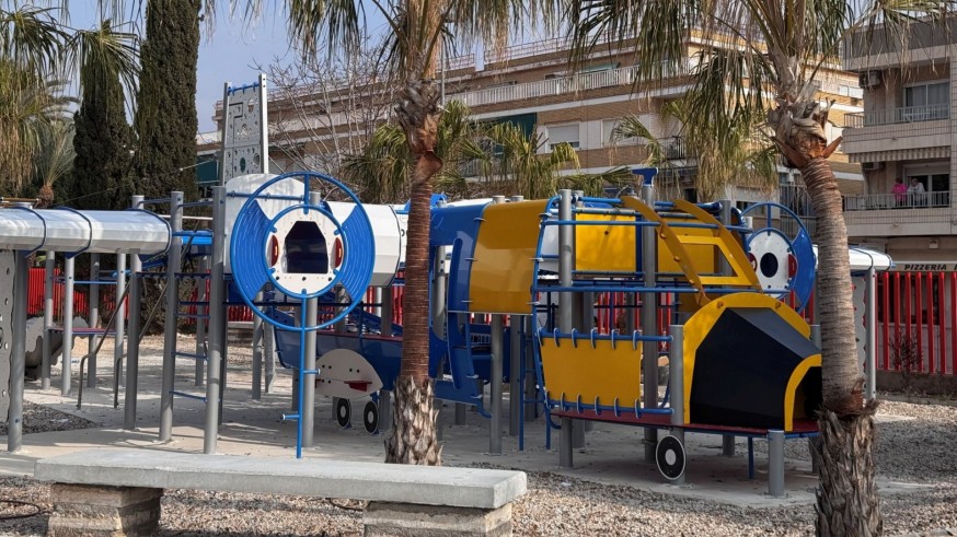 Los pilotos de la Patrulla Águila participan en la inauguración del remodelado parque “Príncipe de Asturias” en Santiago de la Ribera