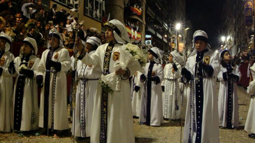 Niños del Paso Blanco procesionando en Lorca