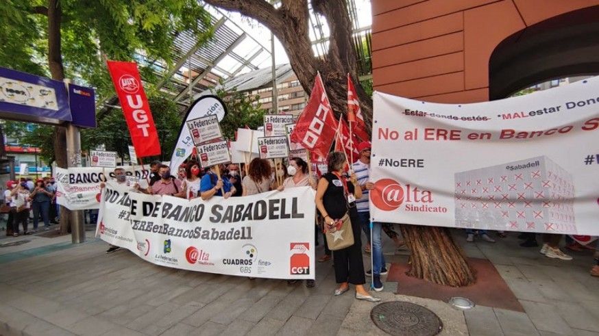 Trabajadores del banco Sabadell en la plaza Santa Isabel de Murcia. ORM