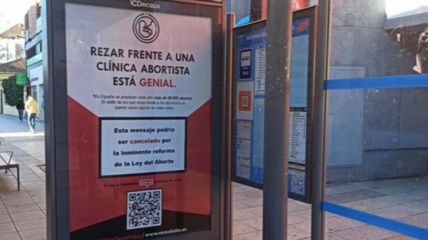 La empresa que gestiona las marquesinas de publicidad en Murcia retira los carteles de la campaña antiabortista