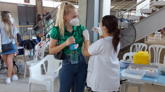 Una veinteañera recibe una vacuna de Pfizer en el vacunódromo del Estadio de la Nueva Condomina