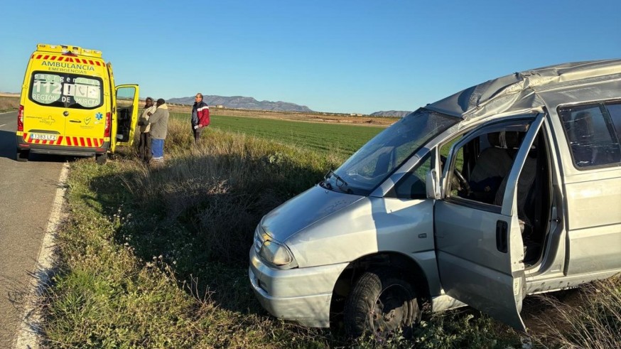 Siete heridos leves tras volcar una furgoneta en Jumilla