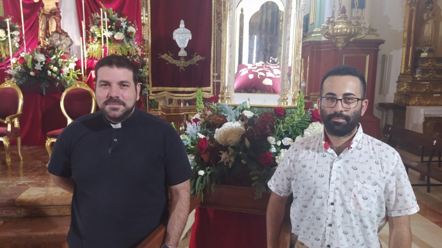 El párroco de San Miguel, Pedro José González, y el presidente de la Hermandad del Carmen, Juan Del Amor Ruiz, junto a las reliquias