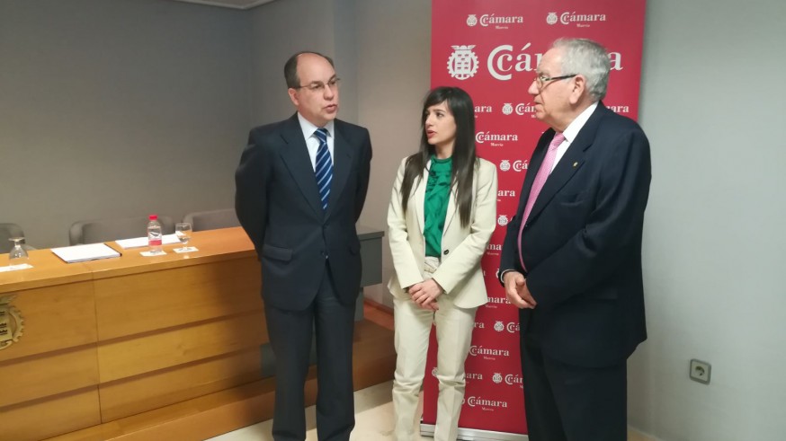 Manuel Jódar (i) y Marina Munuera junto al Pedro García Balibrea (d), presidente de la Cámara de Comercio de Murcia