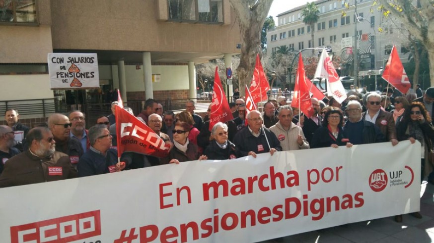 Concentración de pensionistas frente a la Delegación de Gobierno. ORM.