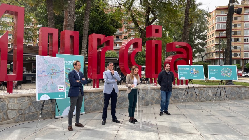 El alcalde de Murcia, José Antonio Serrano, junto a la concejala de Movilidad, Carmen Fructuoso (centro) durante la presentación del Plan. ASR