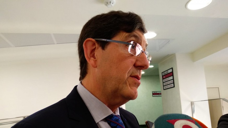 Manuel Villegas atiende a los medios de comunicación