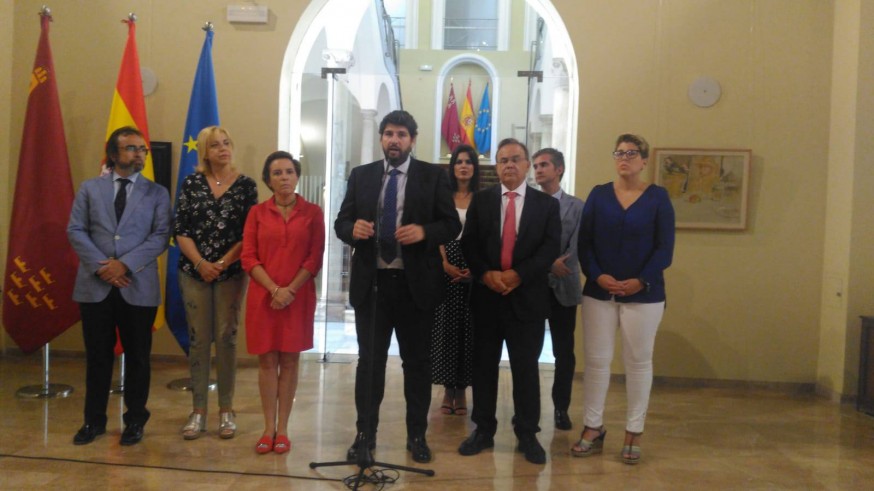 López Miras rodeado por su equipo de Gobierno