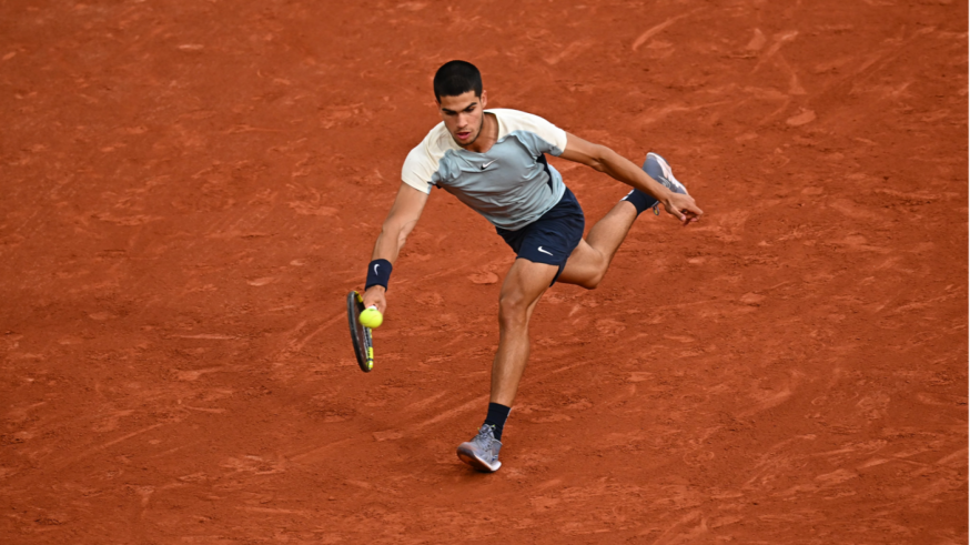 Carlos Alcaraz hace los deberes en Roland Garros