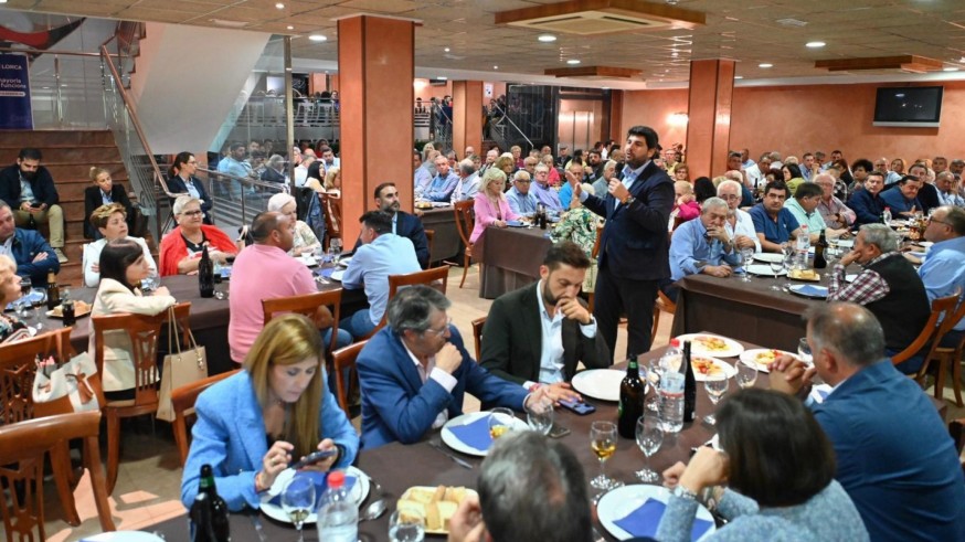 López Miras pide el voto en la 'cena de los huevos' de Lorca para "defender nuestra agricultura, bajar impuestos y crear empleo"