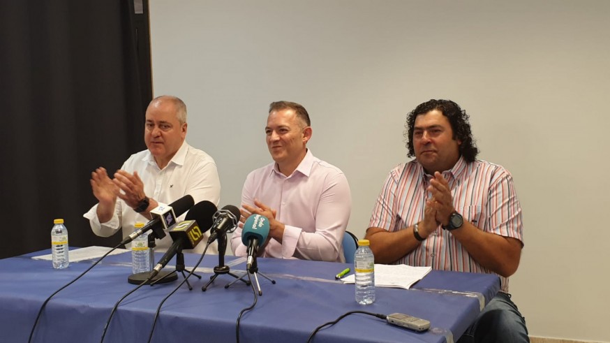 El socialista Jesús Gómez, en el centro, gobernará en Abarán. 