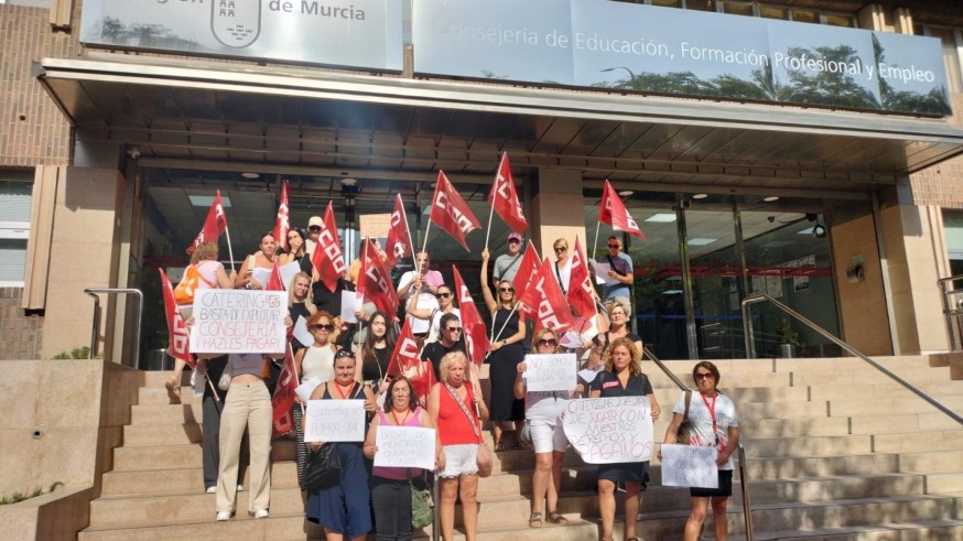 Las trabajadoras de Catering45 protestan por el impago de los salarios