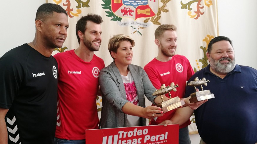 Presentación del Trofeo Isaac Peral con la vicealcaldesa, Noelia Arroyo, y representantes del club