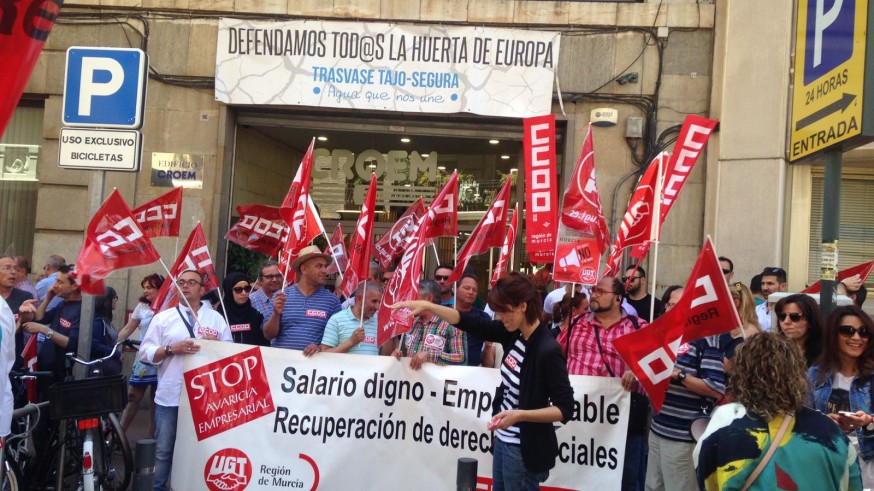 Protesta de los sindicatos frente a la sede de la patronal murciana