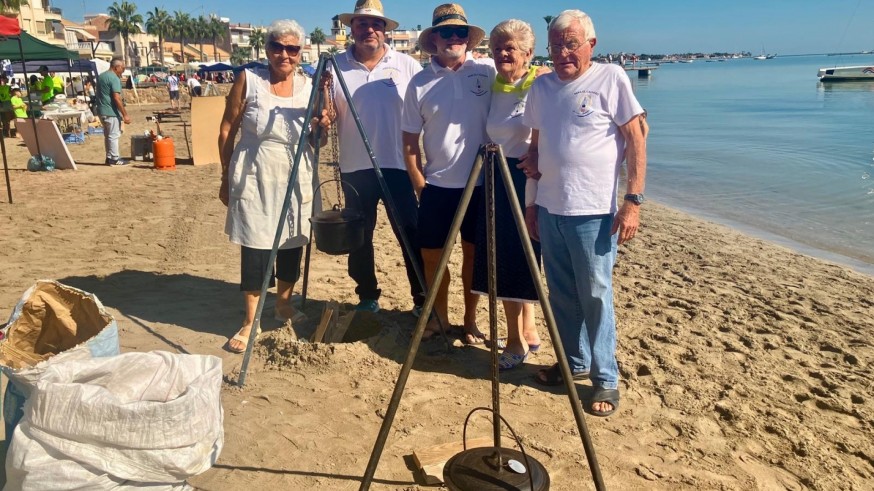 Los Alcázares celebra su Día del Caldero con más de 200 peñas desplegadas en la playa