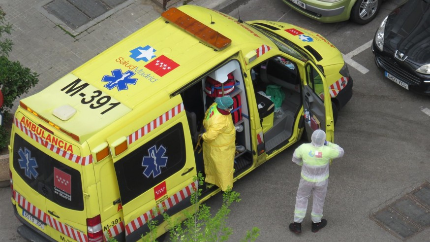 Médicos en una ambulancia durante la crisis del coronavirus