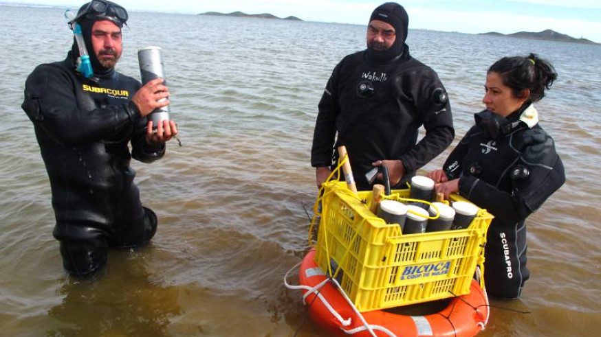 Investigadores de la UPCT toman muestras en el Mar Menor
