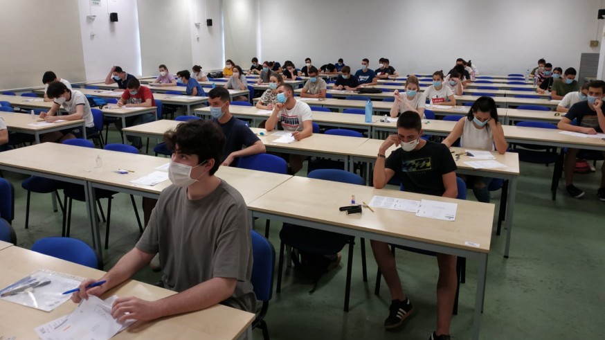 Estudiantes durante un examen
