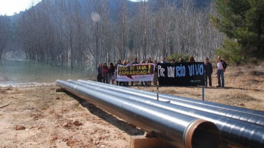 Exigen el desvío del oleoducto dañado en Calasparra que atraviesa un tramo de las aguas del embalse del Cenajo