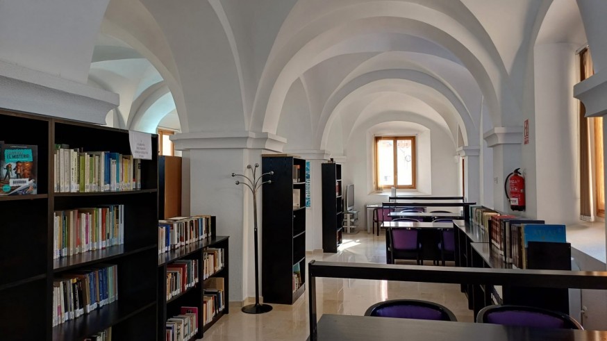 La Biblioteca de Abanilla destaca el fenómeno de 'Comerás flores' y se prepara para el Año Jubilar 2026