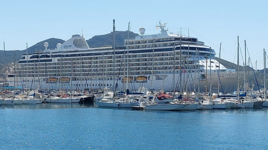 El crucero "Seven seas" atraca en Cartagena