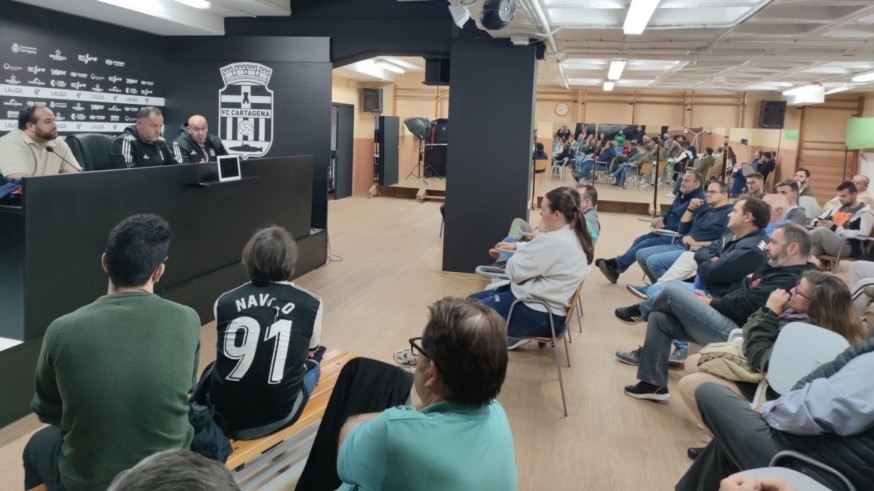 La Federación de Peñas del Cartagena exige a la propiedad "la venta urgente del club" 