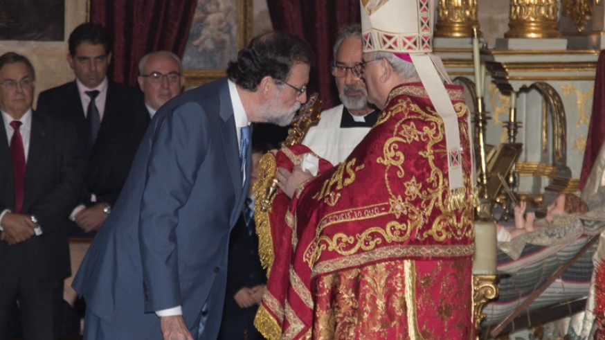 Rajoy en el momento de la adoración de la sagrada reliquia en Caravaca