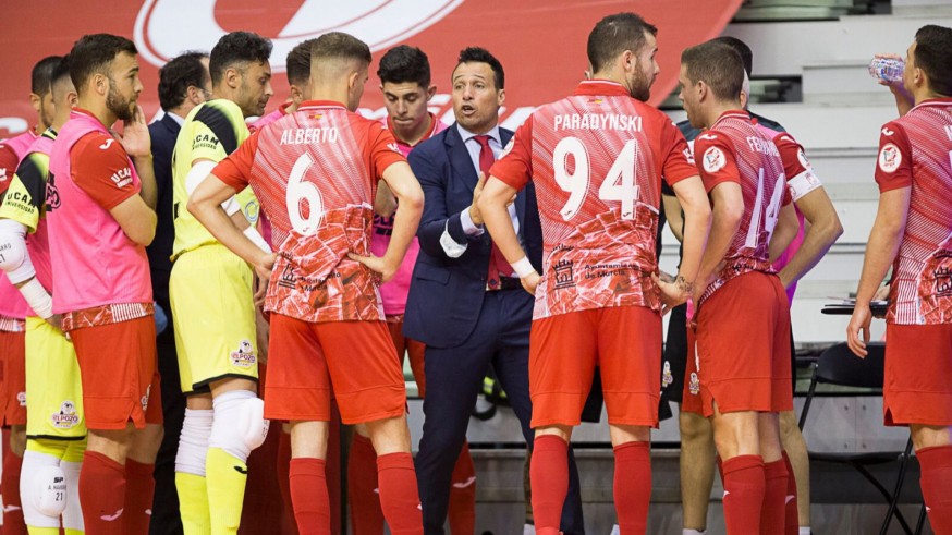 Diego Giustozzi da instrucciones en un tiempo muerto