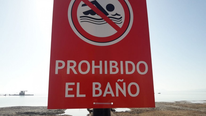 EL ROMPEOLAS. La Alcaldesa de San Pedro del Pinatar califica de 'catástrofe' la muerte de peces