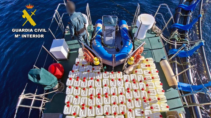 La Guardia Civil intercepta una ‘petaquera’ con 136 garrafas de gasolina frente a la costa de Cartagena