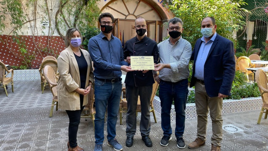 Los ganadores junto al alcalde de Los Alcázares y el concejal. VÍCTOR MORENO