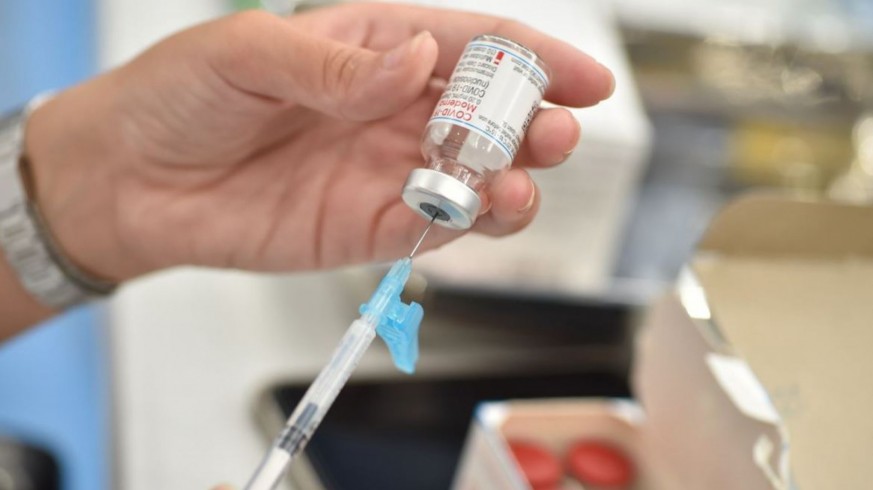 La EMA calcula que adaptar las vacunas a la variante ómicron llevará entre tres y cuatro meses