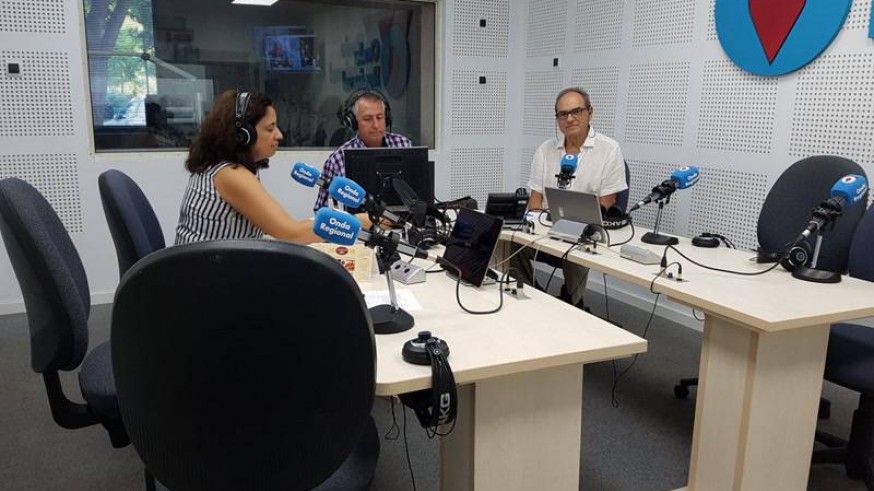 El catedrático José García Solanes en el estudio de Onda Regional con Miguel Massotti y Marta Ferrero