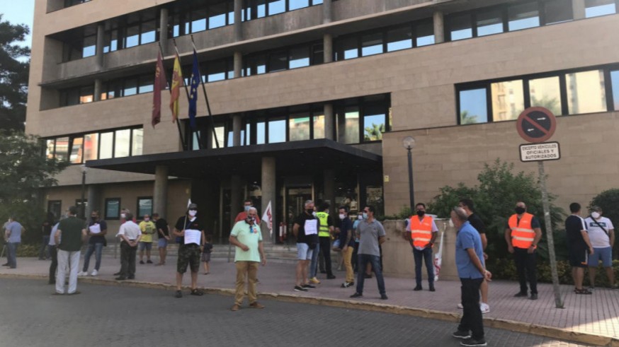 Protesta de los trabajadores de Latbus frente a Fomento este mes de septiembre