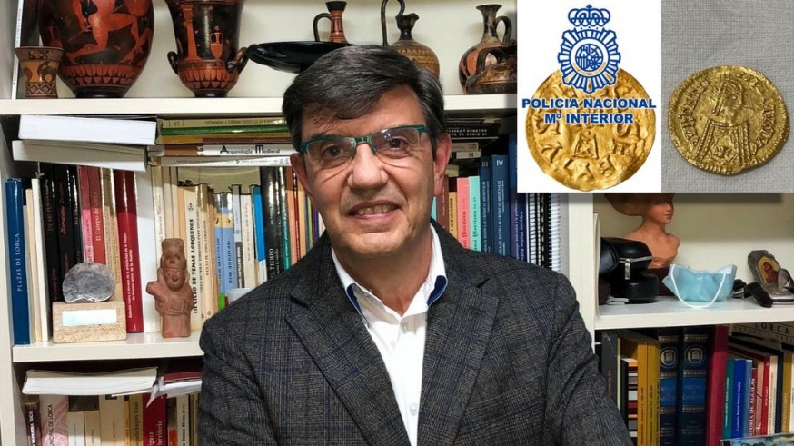 Andrés Martínez y fotografía de dos monedas visigodas recuperadas por la Policía