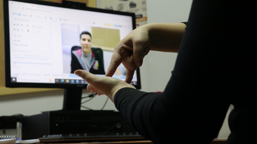 Las jóvenes sordas sufren más violencia a través de las redes sociales 