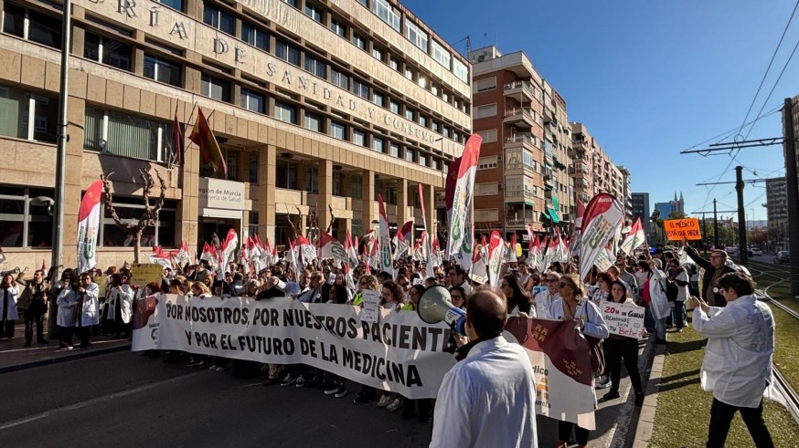 Más de 2.000 médicos se manifiestan en San Esteban tras una semana de huelga por mejores condiciones