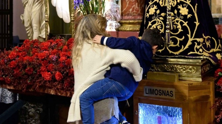 El Besapié del Cristo del Rescate en Murcia, una tradición casi secular que sigue viva