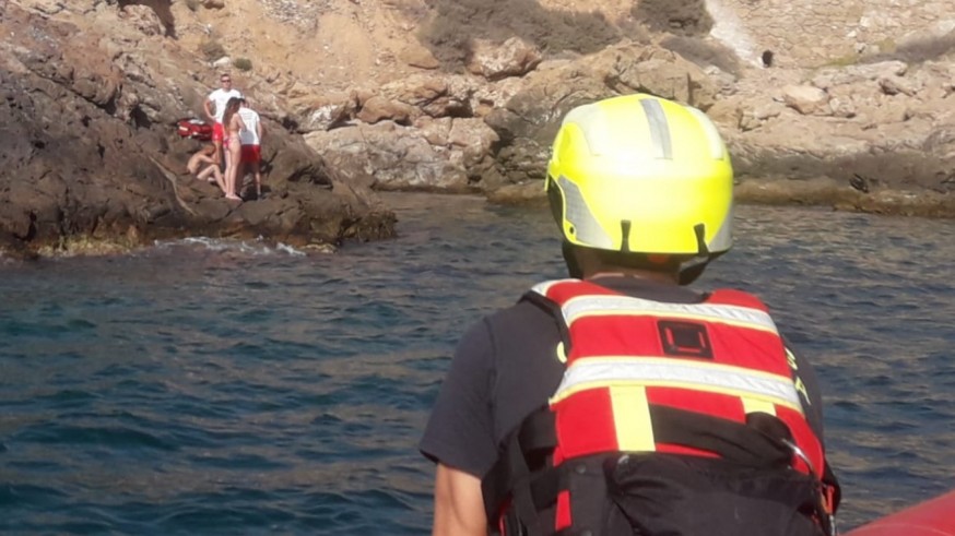 Rescatan a un bañista herido en unas rocas próximas a Cala Cortina en Cartagena