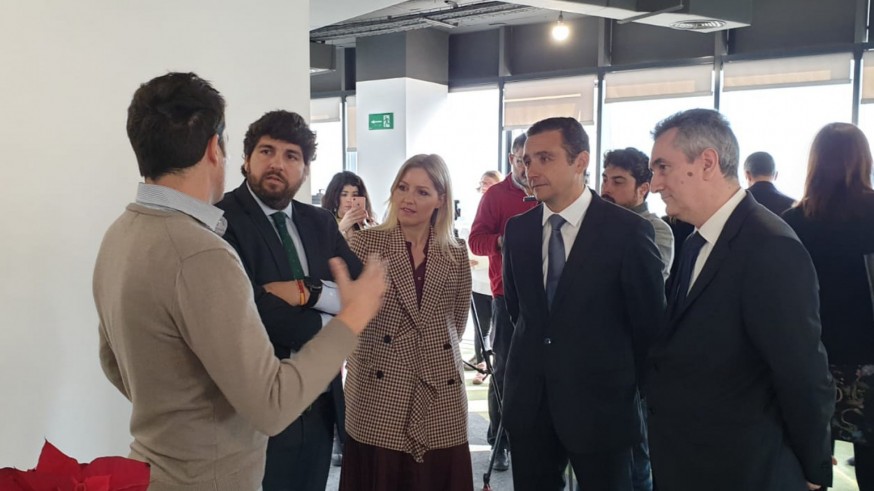 López Miras y Martínez Vidal en una visita a EVERIS. ORM