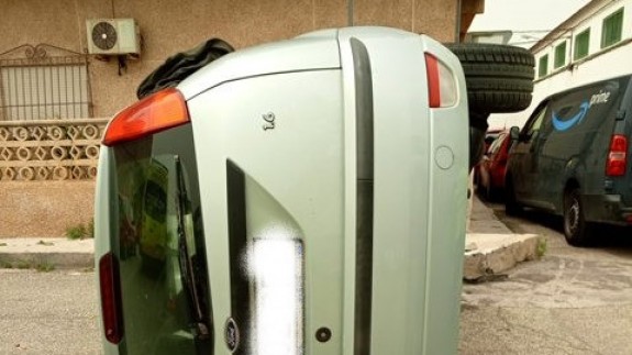 Un hombre de 47 años resulta herido al chocar su coche con una furgoneta en la pedanía murciana de Cabezo de Torres