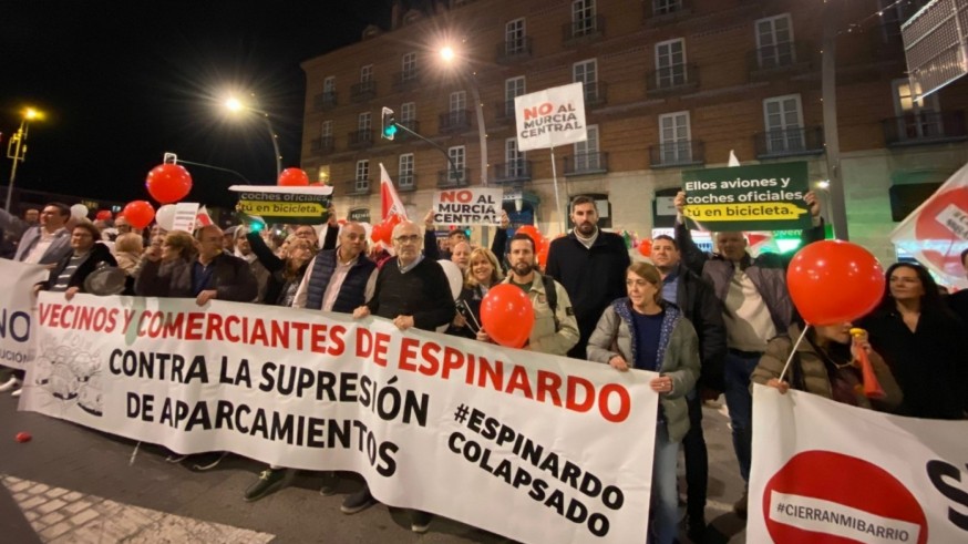 Vecinos de Espinardo no consiguen presentar en el Ayuntamiento las firmas contra el plan de movilidad 