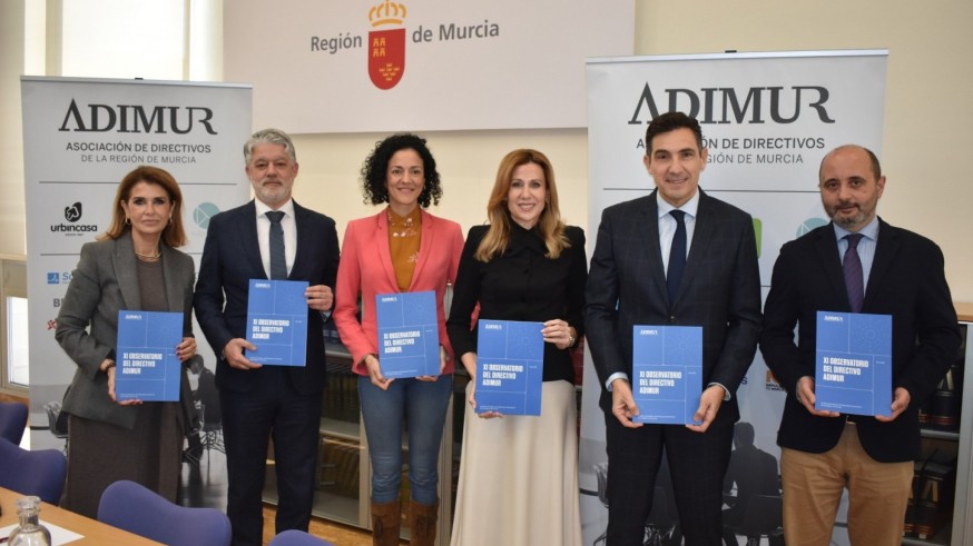 Responsables de ADIMUR junto a la consejera de Empresa en la presentación del informe. ADIMUR