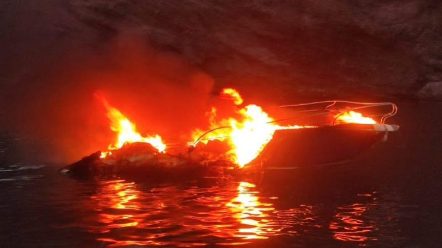 Cuatro heridos en un incendio de una embarcación de recreo en Águilas