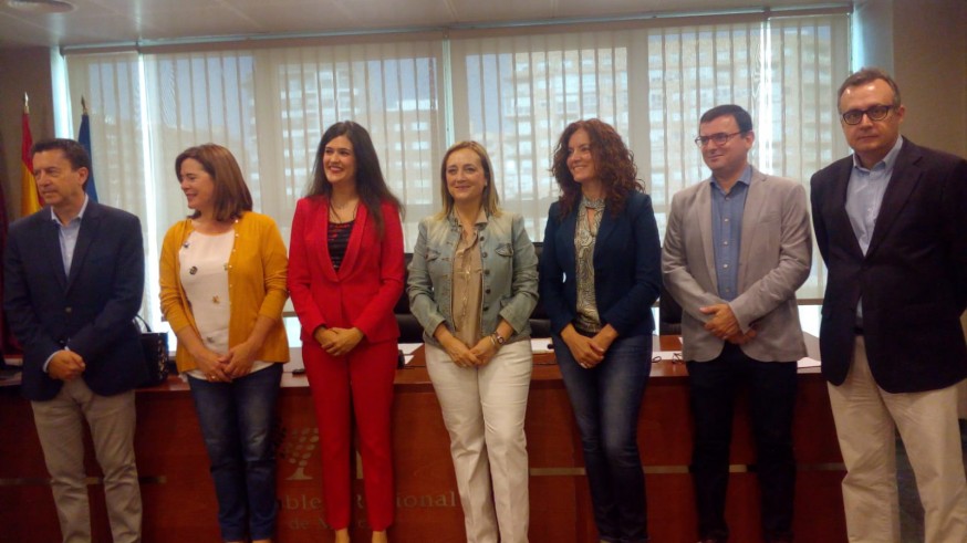 Miriam Pérez (3ª por la izquierda), antes de comparecer en la Asamblea