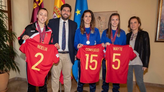 Las tres jugadoras junto con el presidente de la Comunidad Autónoma, Fernando López Miras, y la consejera Adela Martínez-Cachá