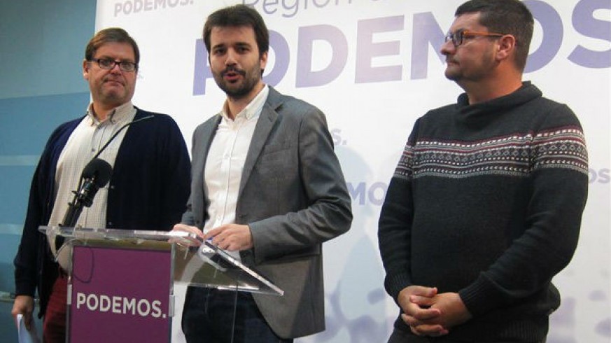 Javier Sánchez Serna, en el centro de la imagen, en una rueda de prensa