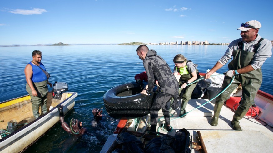 Pescadores de San Pedro retiran 15 toneladas de basura del Mar Menor